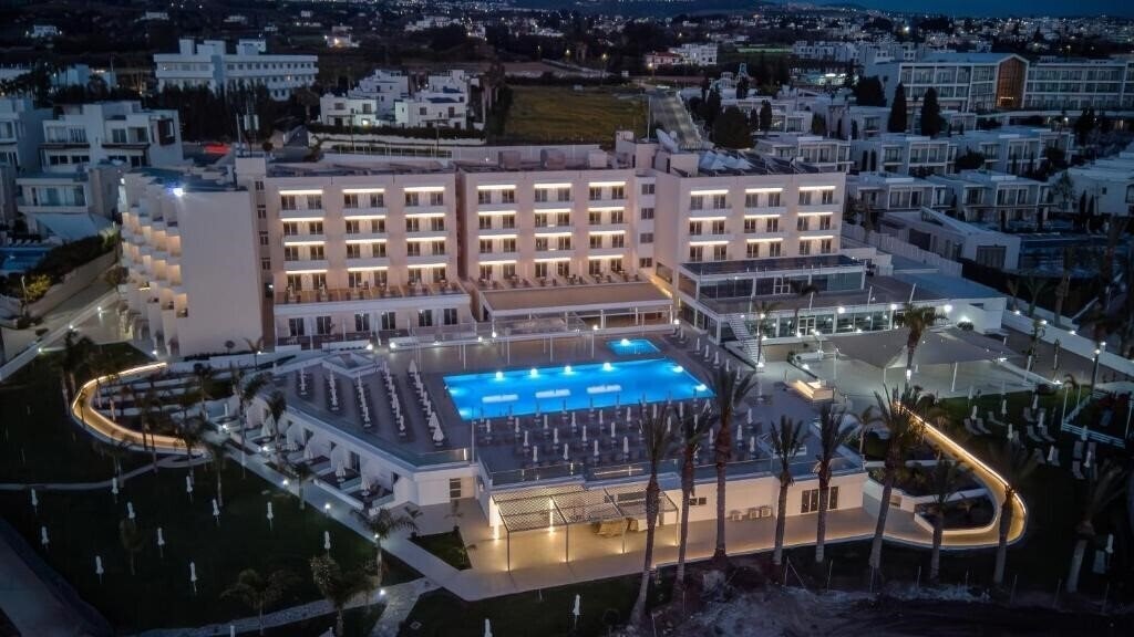 Hotel Queens Bay 3*