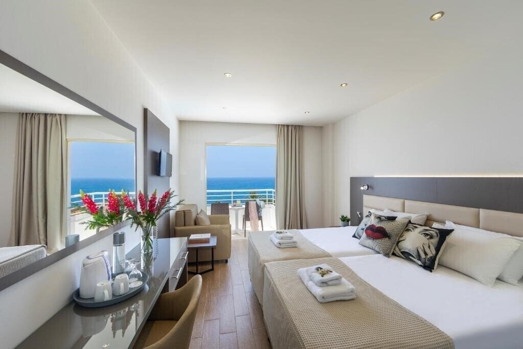 Fotografie Queens Bay 3*