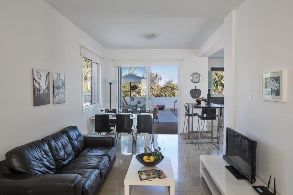 Imaginea Flouressia Gardens & Villas 2*