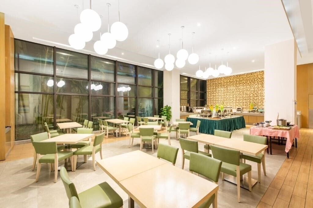 Картинка Holiday Inn Express Haikou West Coast 3*
