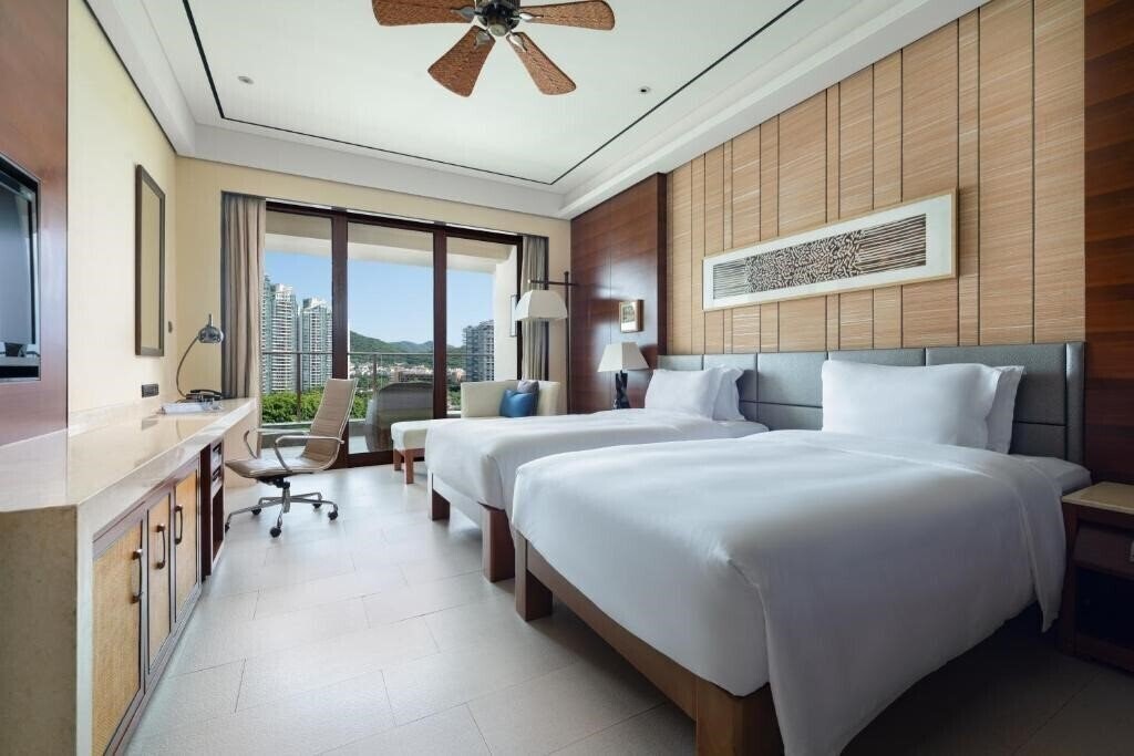 Imaginea Crowne Plaza Sanya City Center 5*