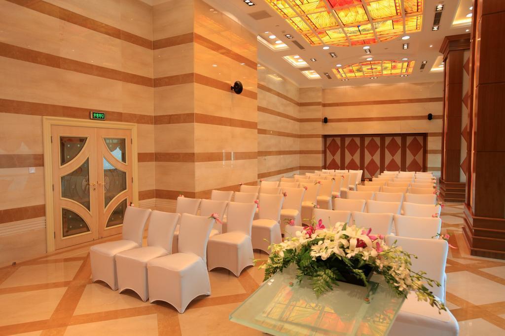 Imaginea Pullman Shanghai Skyway 5*