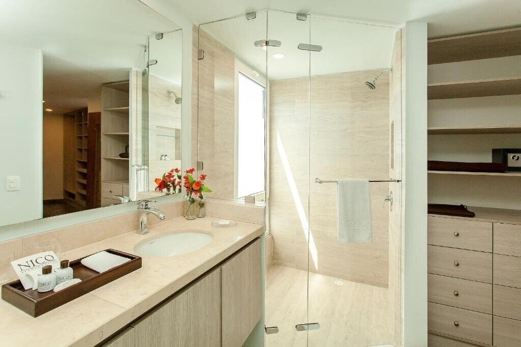 Фото Nico Apartasuites 4*