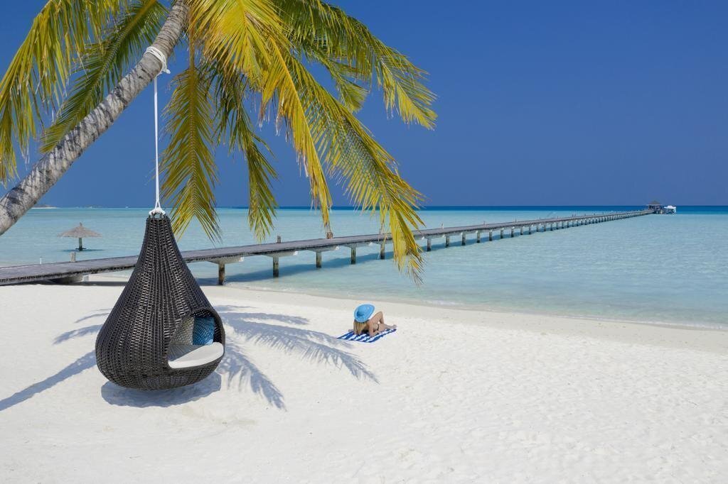 Отель Holiday Island Resort & Spa 4*