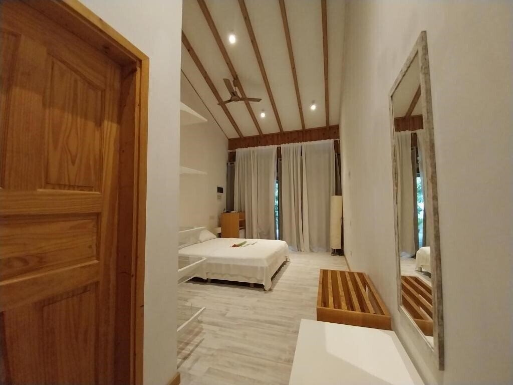 Фотография Origami Inn Himandhoo Guest House гостиный двор