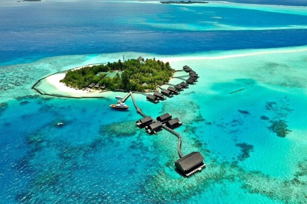 Отель Gangehi Island Resort 5*