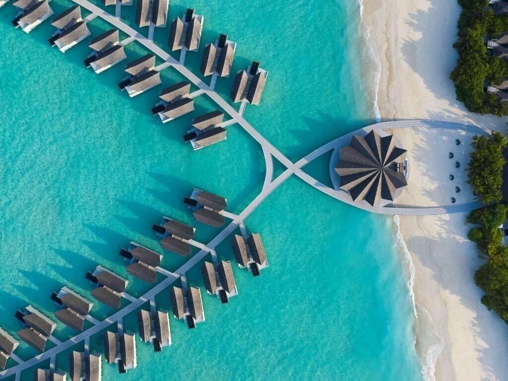 Hotel Movenpick Resort Kuredhivaru Maldives 5*