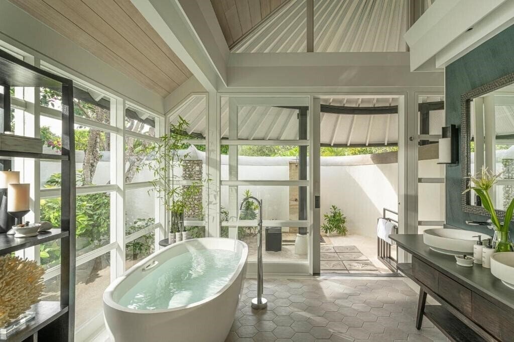 Фото Four Seasons Maldives at Kuda Huraa 5*