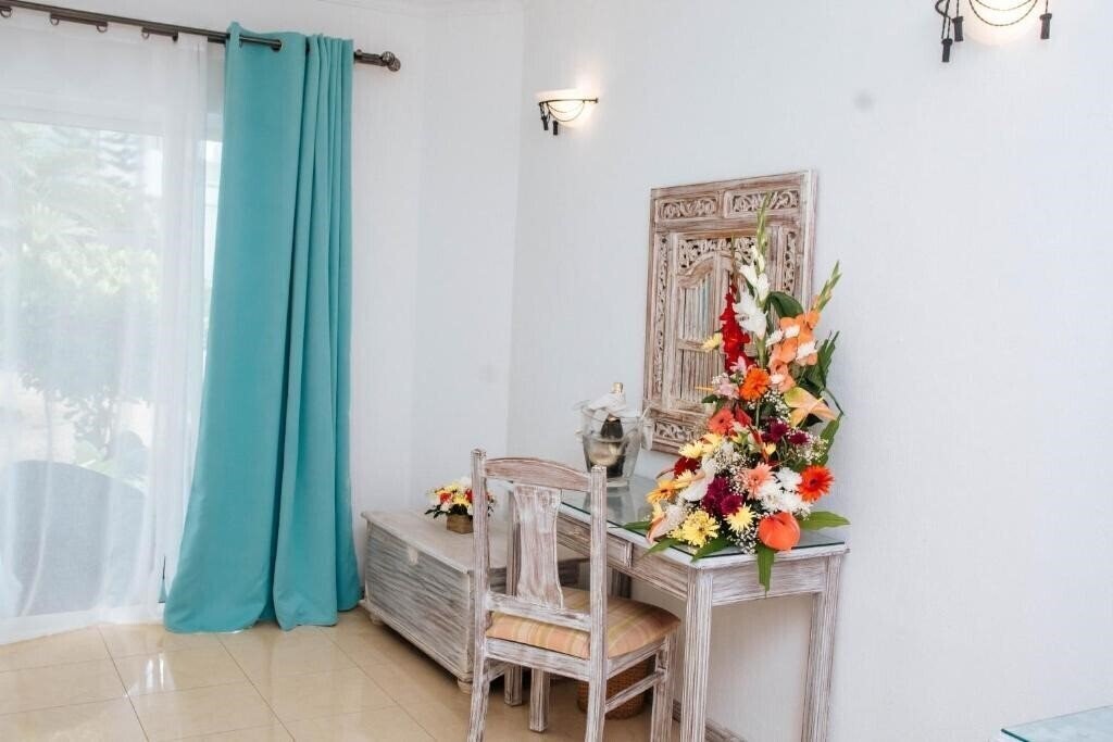 Imaginea Hibiscus Beach Resort & Spa 3*