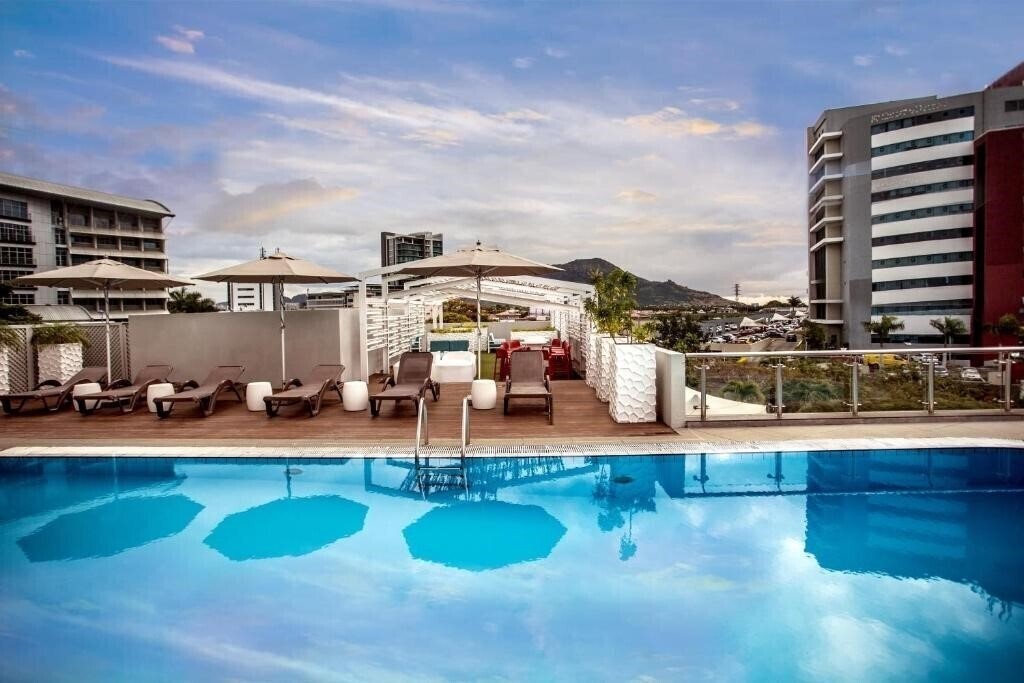 Imaginea Hennessy Park Hotel 4*