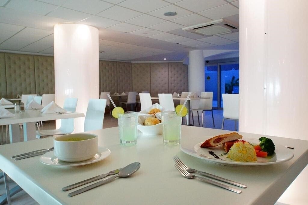 Изображение Adhara Express (ex. Ramada Cancun City, Ramada by Wyndham Cancun City) 3*