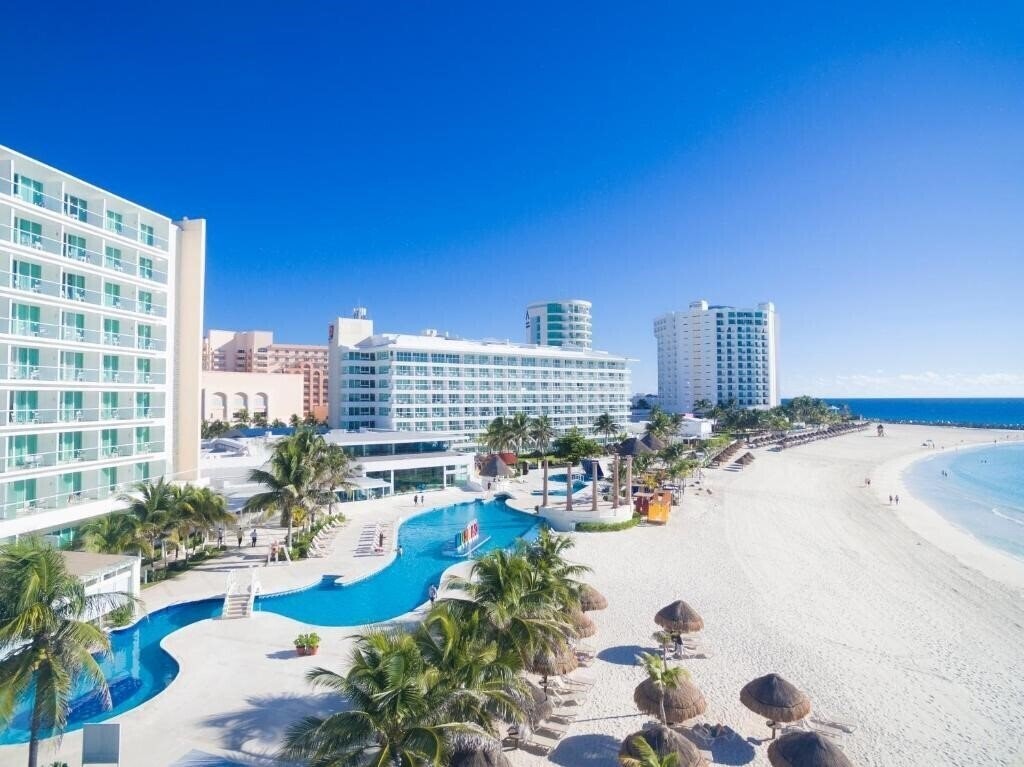 Отель Krystal Cancun 5*