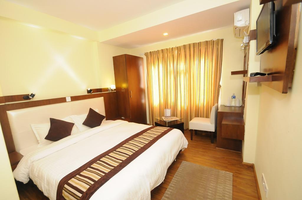 Отель Backyard Hotel 2*