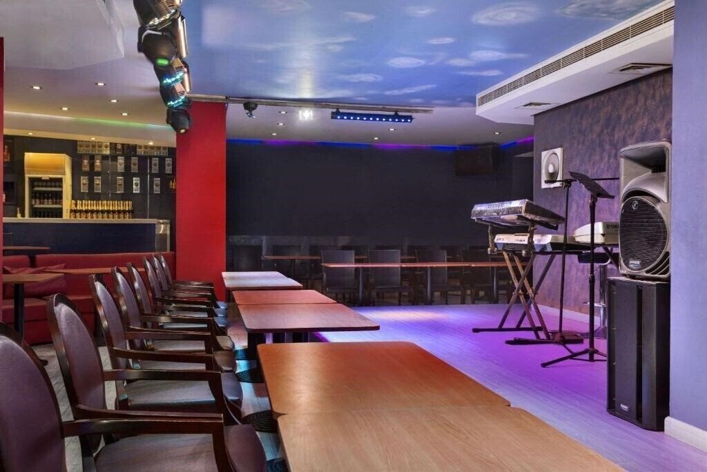 Imaginea Howard Johnson by Wyndham Abu Dhabi (ex. Howard Johnson Hotel Abu Dhabi) 3*