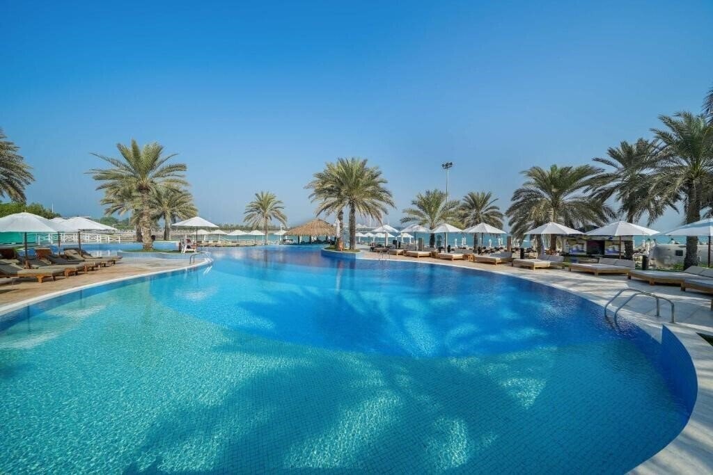 Hotel Radisson Blu Hotel & Resorts Abu Dhabi Corniche (ex. Hilton Corniche Hotel Apartments) 5*