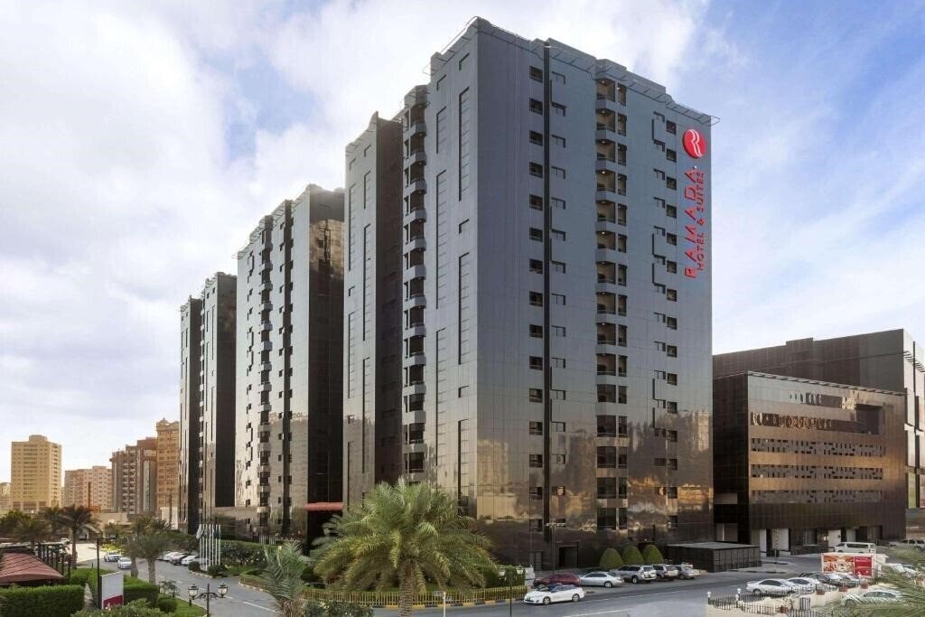 Отель Ramada Hotel & Suites by Wyndham Ajman (ex. Landmark Suites) 4*