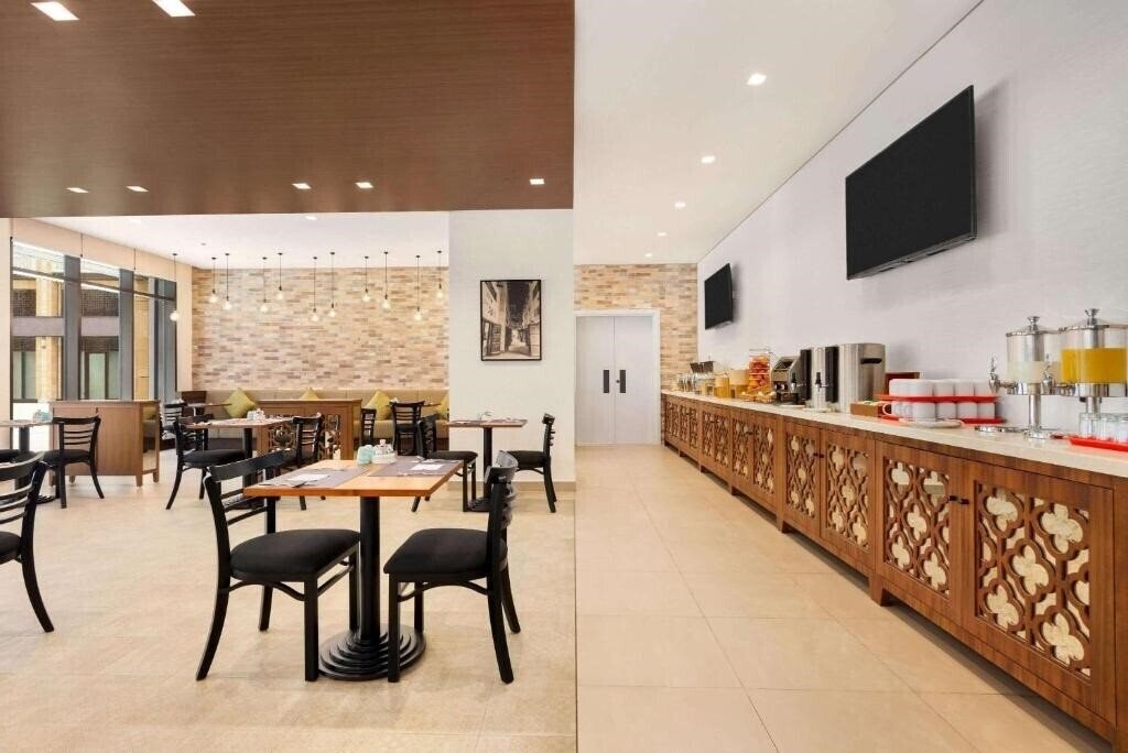 Imaginea Super 8 By Wyndham Dubai Deira 4*