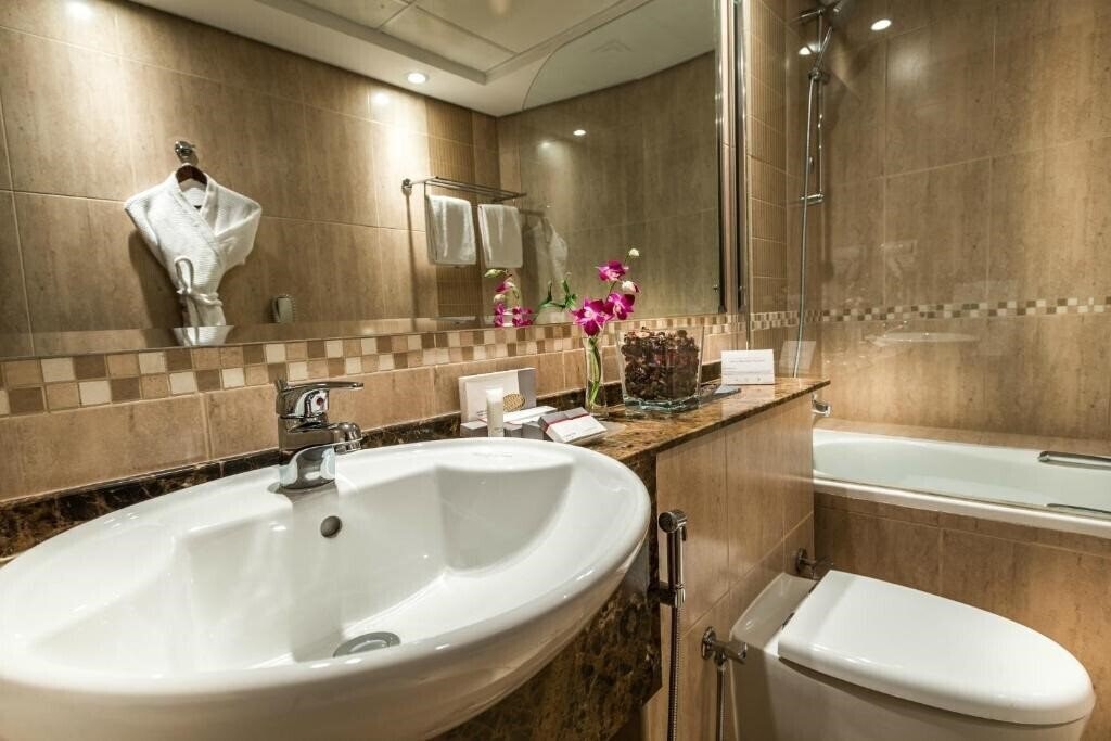 Отель First Central Hotel Apartments апартаменты
