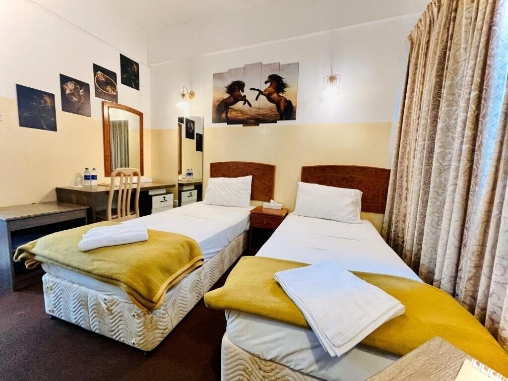 Fotografii Queen'S 2*