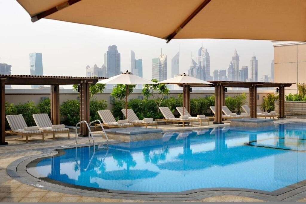 Imaginea Crowne Plaza Jumeirah Dubai (ex. Ramada By Wyndham Jumeirah) 5*