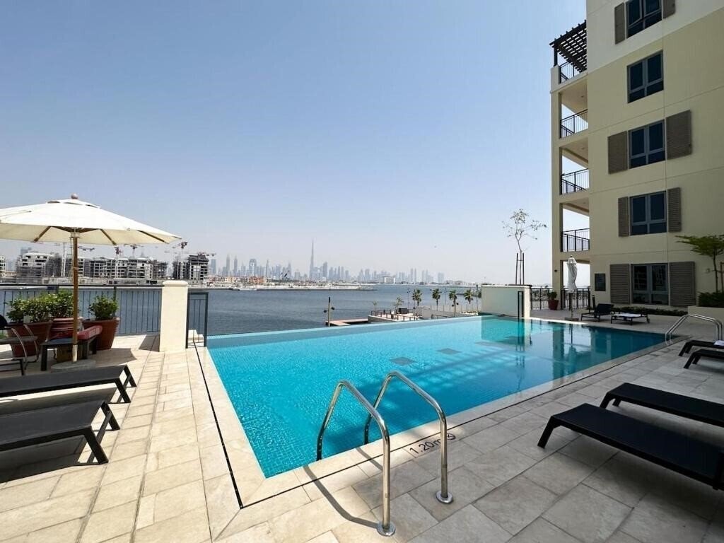 Hotel 1BR with Canal View In Jumeirah 4*