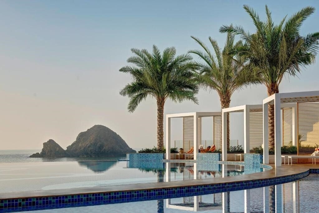 Imaginea Royal M Hotel & Resorts Al Aqah Beach 5*