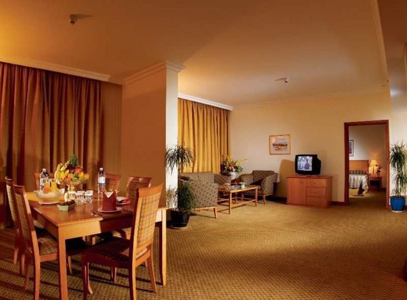 Imaginea Swiss-Bellhotel Sharjah (ex. Sharjah Rotana) 4*
