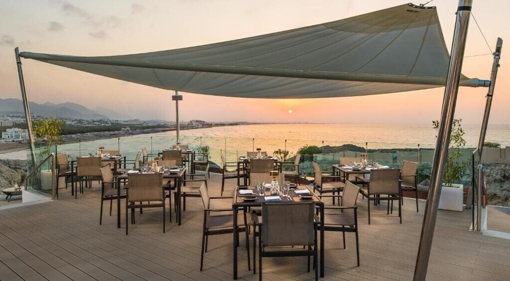 Imaginea Crowne Plaza Hotel Muscat 4*