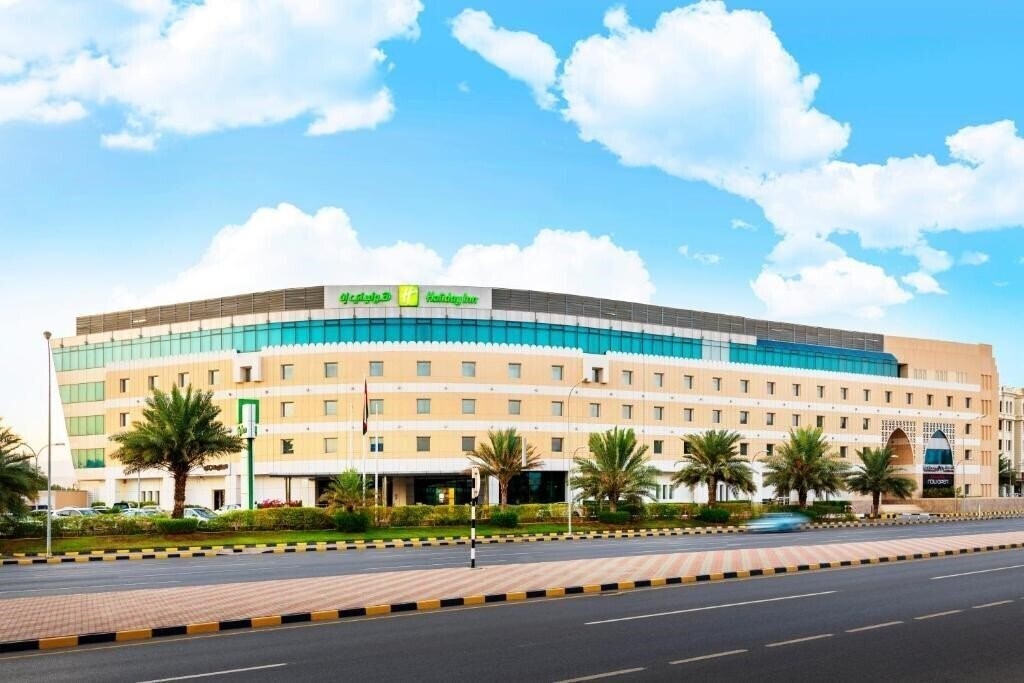 Hotel Holiday Inn Muscat Al Seeb 4*