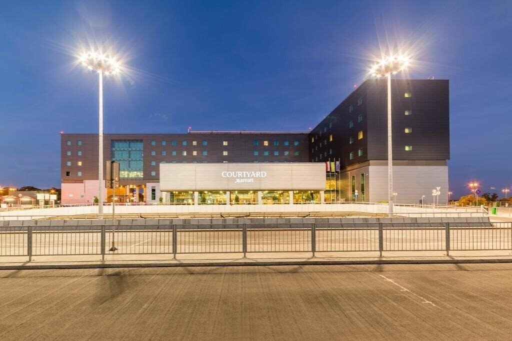 Hotel Courtyard Warsaw Airport 4*
