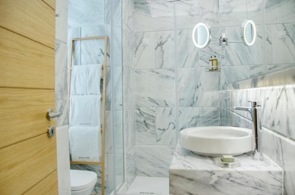 Imaginea Brown'S Central Hotel 4*