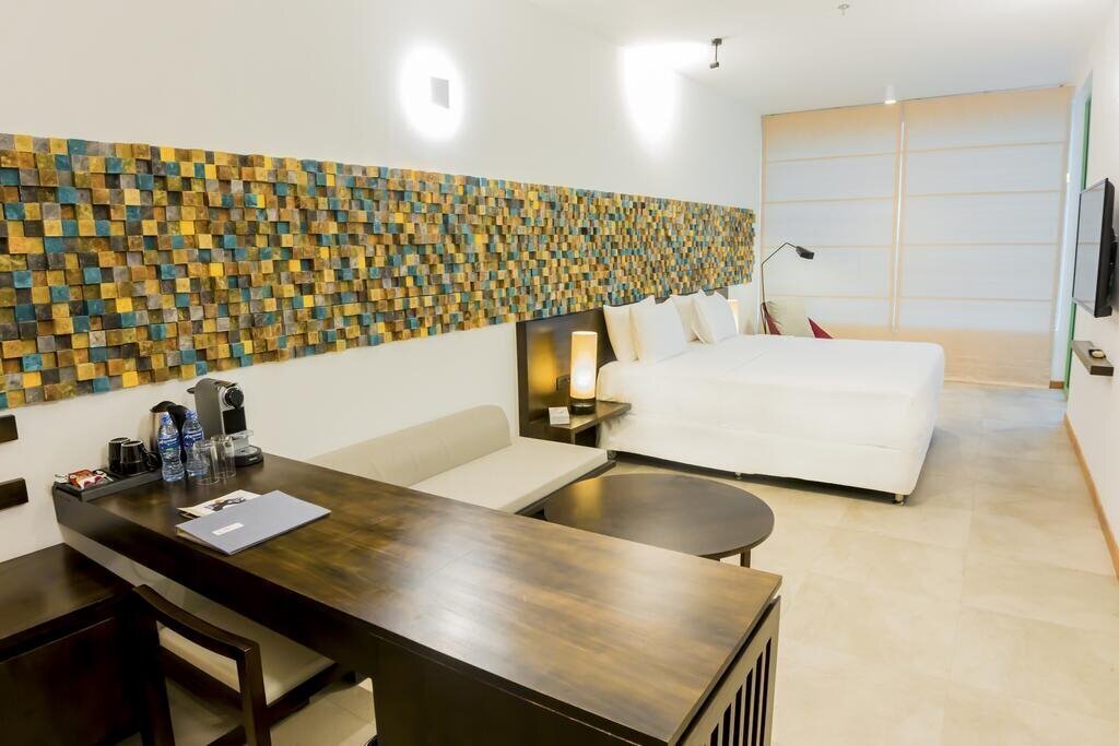 Fotografii Me Colombo 4*