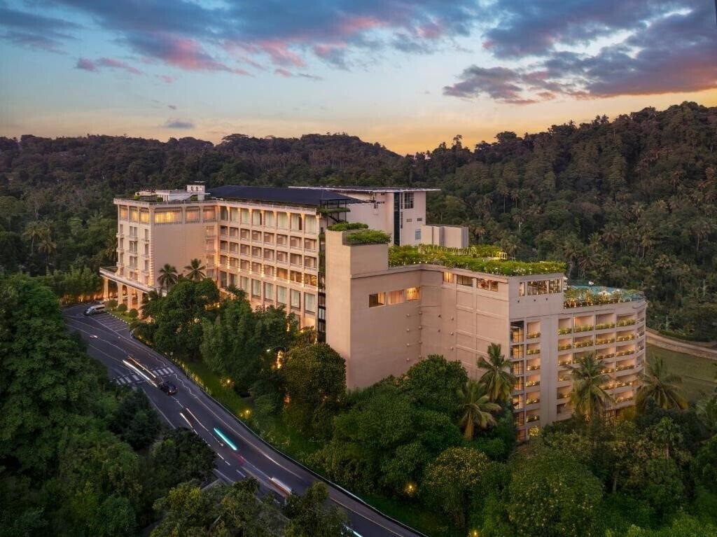 Отель The Golden Crown Hotel 5*