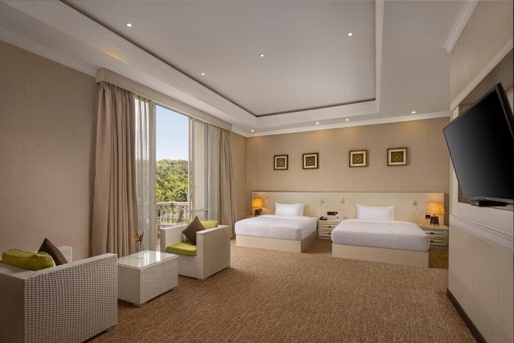 Фото The Golden Crown Hotel 5*