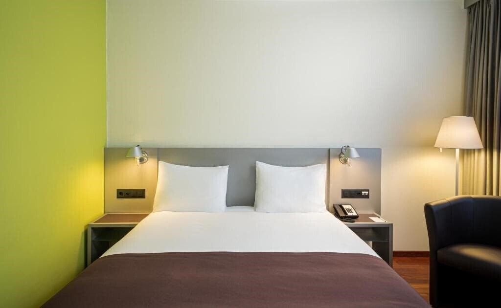 Фото Holiday Inn Zurich Messe 4*