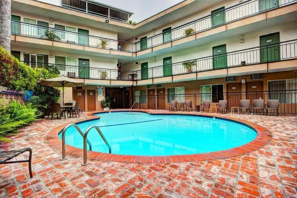 Imaginea Dunes Inn Wilshire 2*