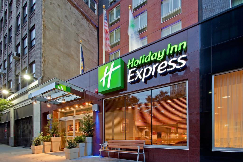 Отель Holiday Inn Express Times Square 3*