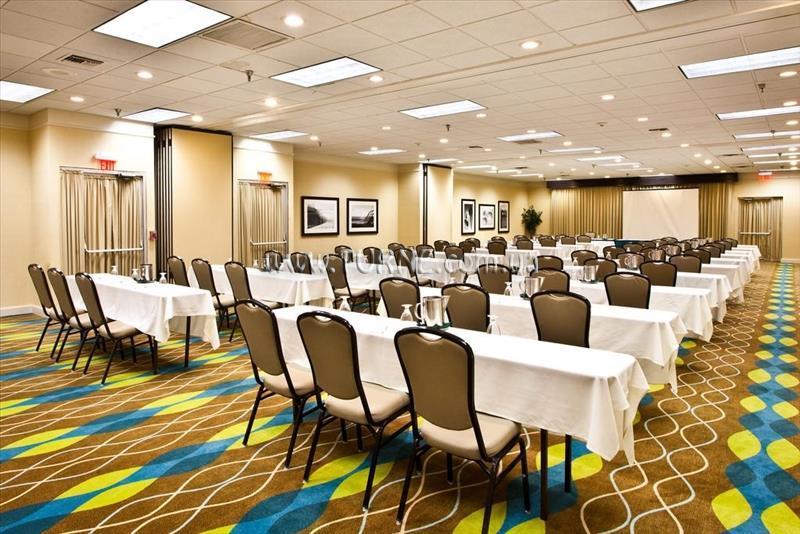 Fotografii Holiday Inn & Suites Across 3*