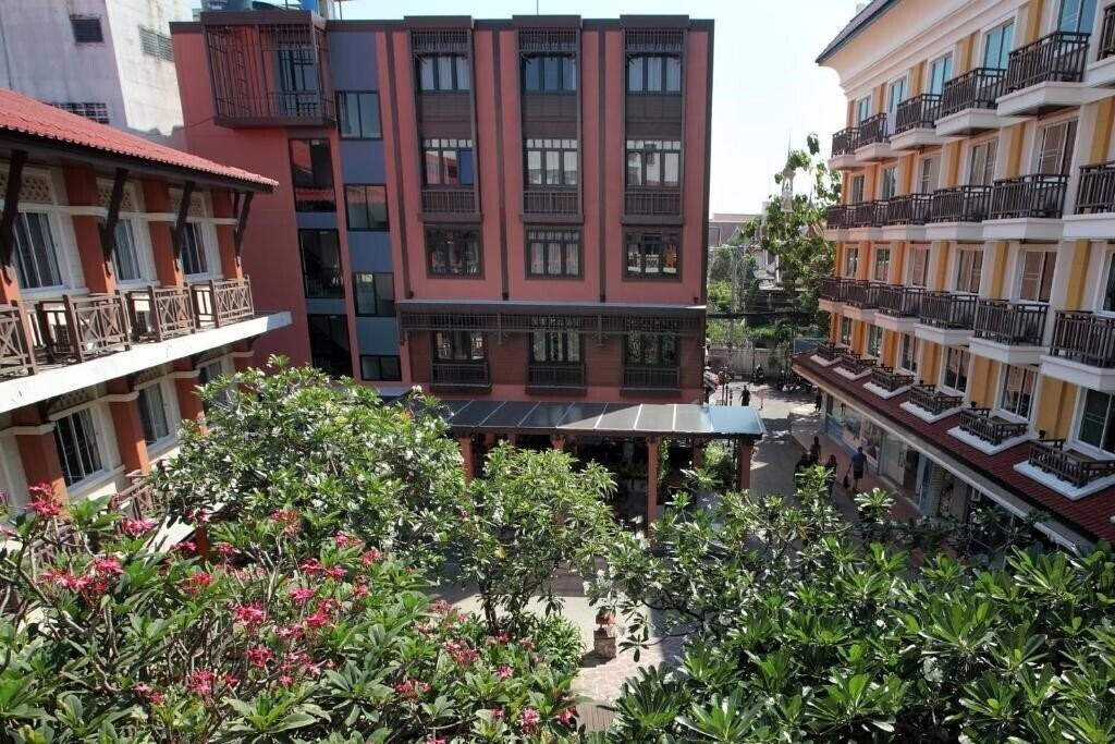 Отель Rambuttri Village Inn & Plaza 2*