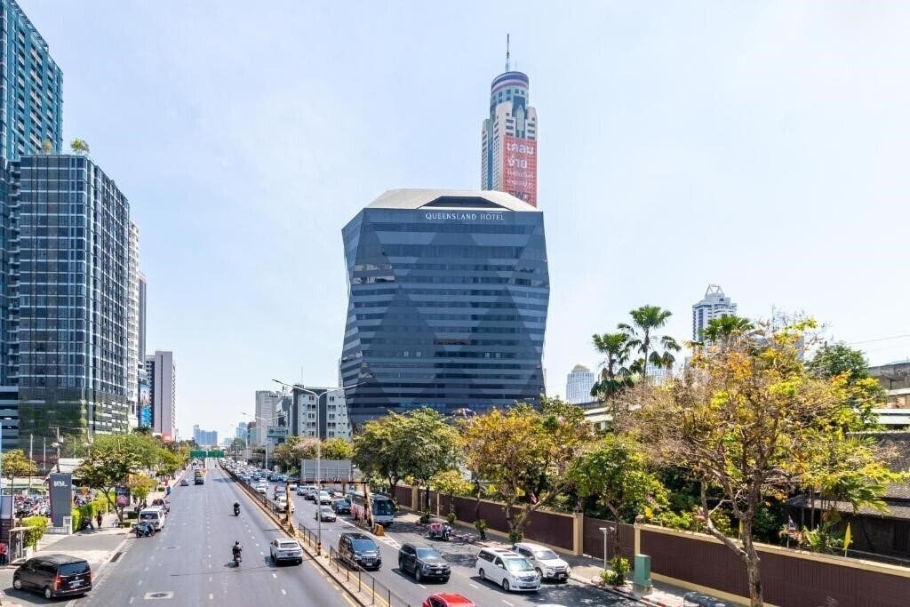 Отель Queensland Hotel Bangkok 4*