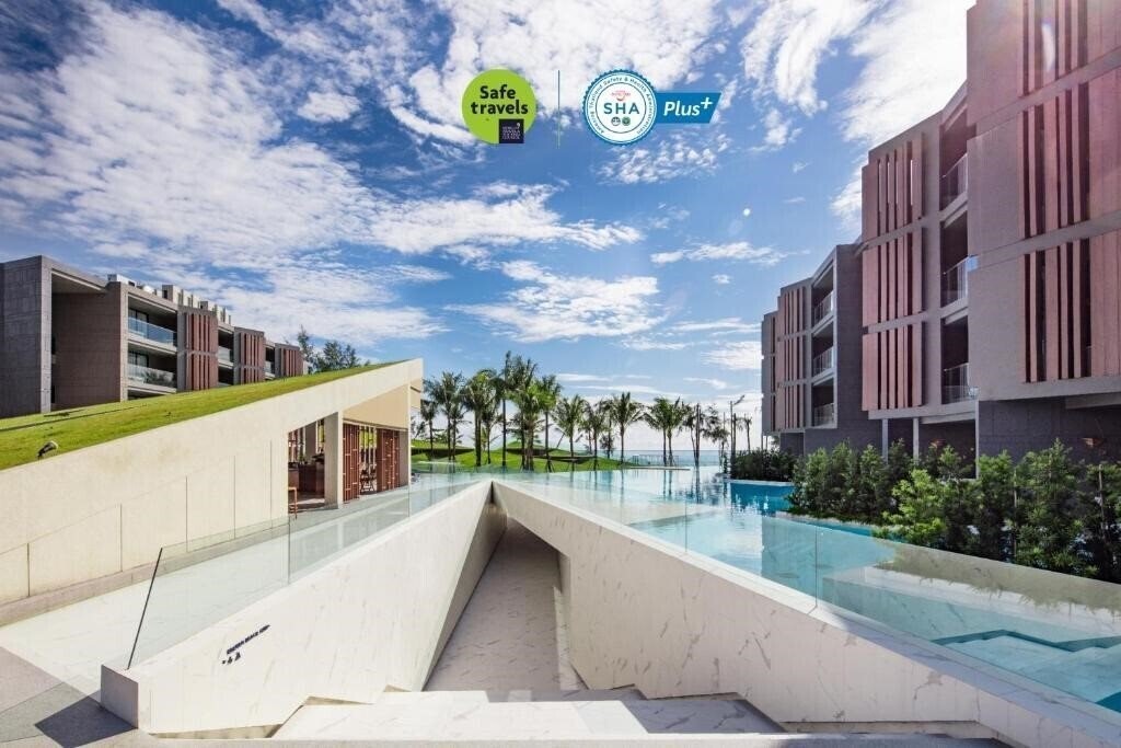 Отель La Vela Khao Lak 4*