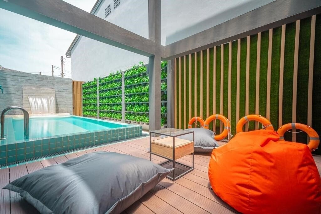 Hotel Recenta Style Phuket Town 4*