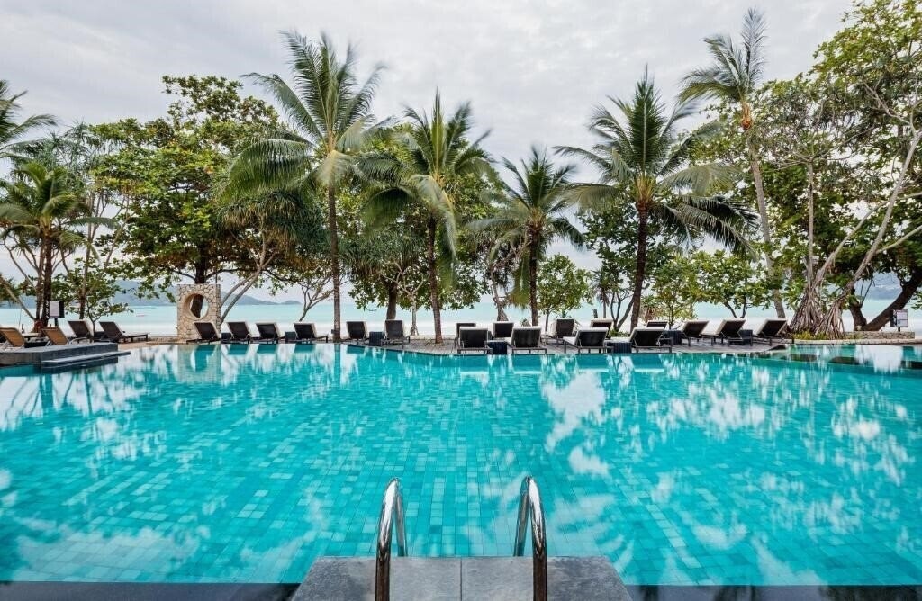 Отель Impiana Resort Patong 4*