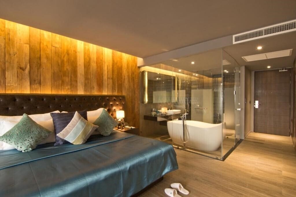 Hotel Away Phuket Le Coral 5*