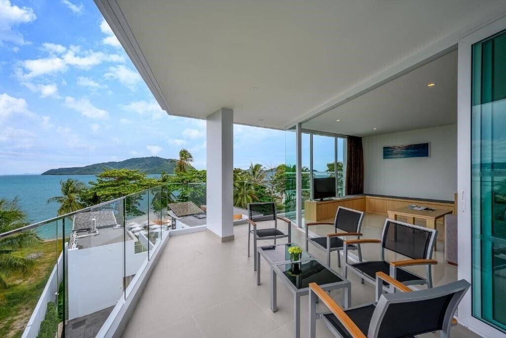 Imaginea The Beachfront Hotel Phuket Ikar Crew 4*