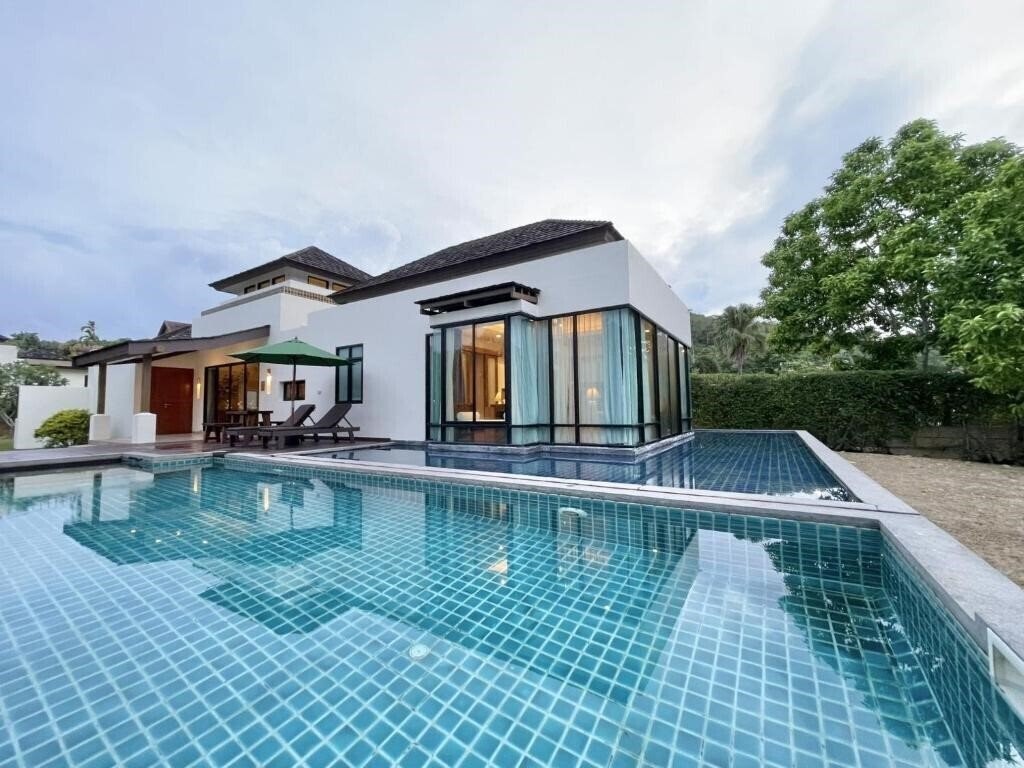 Imaginea Ozone Villa Phuket 5*