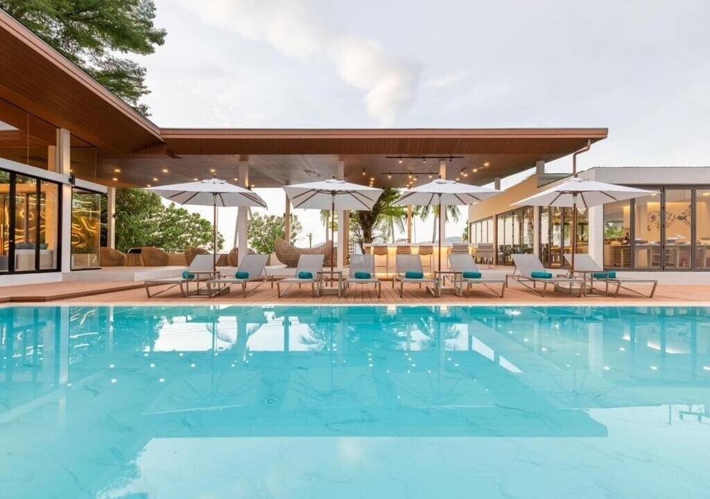 Hotel Liv Hotel Phuket Patong Beachfront 4*