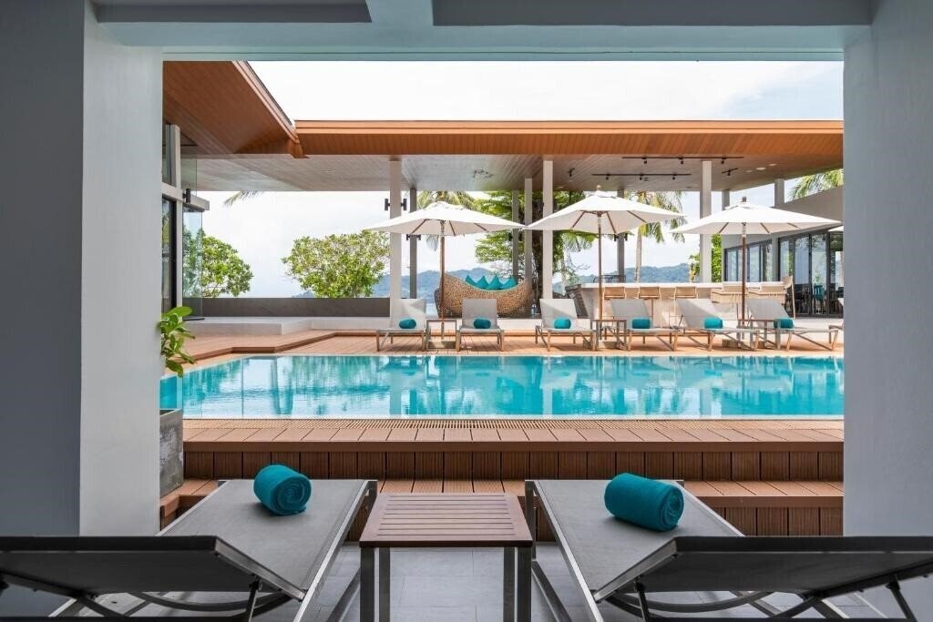 Imaginea Liv Hotel Phuket Patong Beachfront 4*