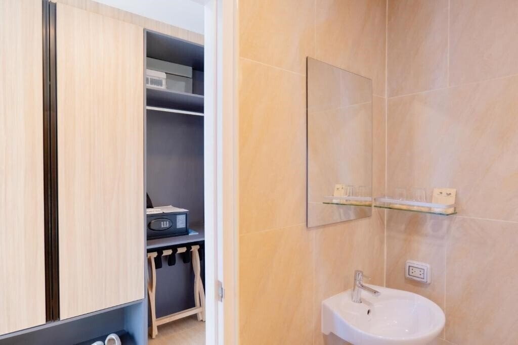 Imaginea Seaside Naithon Phuket 4*