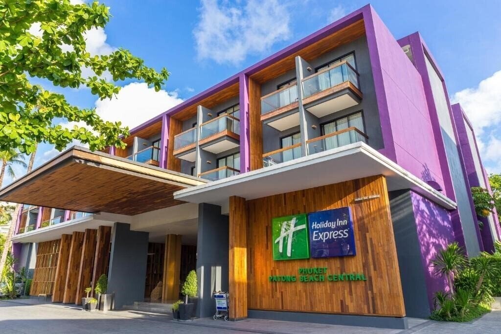 Hotel Holiday Inn Express Phuket Patong Beach Central 3*